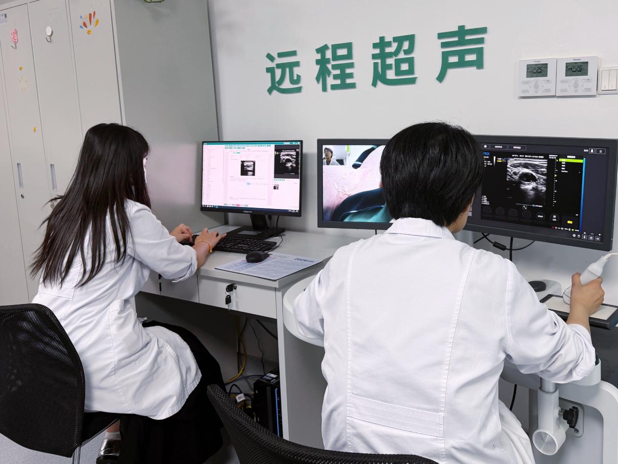 张婷主任（右一）做远程超声，助手张雅淇医生（左一）打报告中