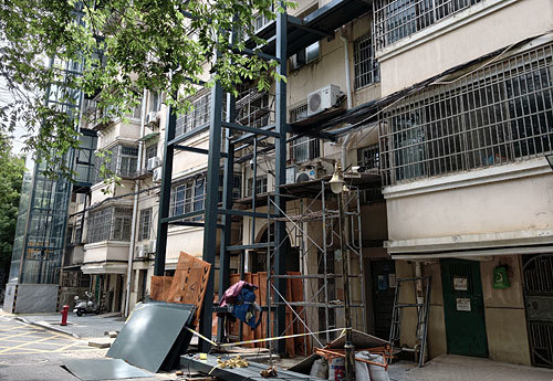 南昌市阳明东路南大医学院住宅小区加装电梯施工现场
