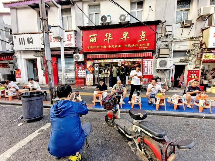 市民争相到丽华早点店打卡“雷军套餐”