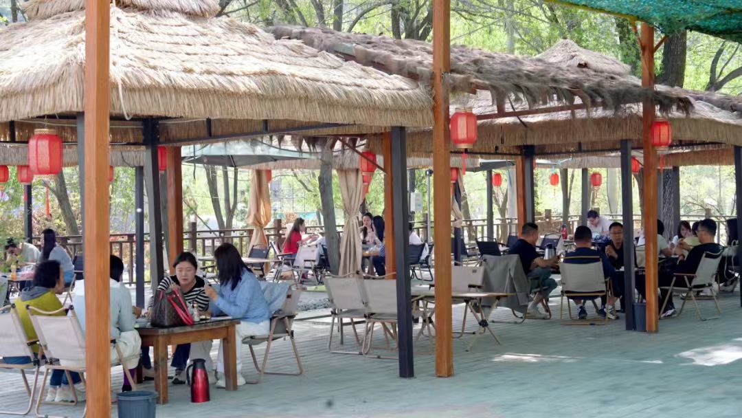 图为 游客打卡西沟村.jpg