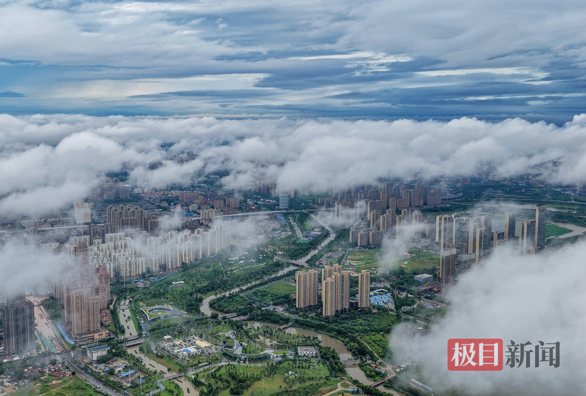 城市景观时隐时现