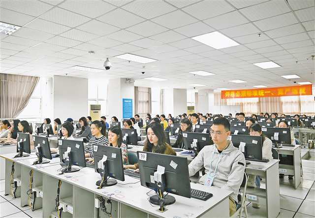 六月十三日,重庆市二〇二六年高考评卷现场,教师在进行评卷工作。首席记者 龙帆 摄\视觉重庆