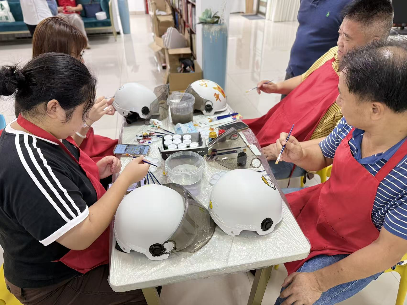 西乡街道桃源社区开展头盔彩绘活动,把安全感画在头上