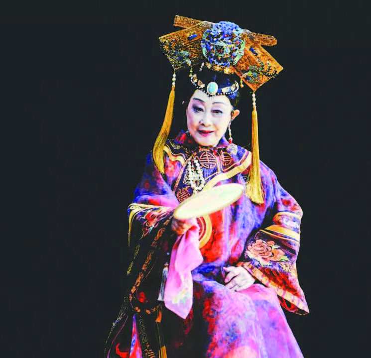 在话剧《德龄与慈禧》中，卢燕饰演慈禧太后。