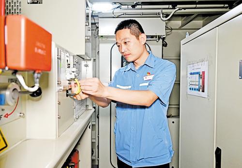 6月7日，崔帅文对机车进行日常维护检查。本报记者 张昊摄