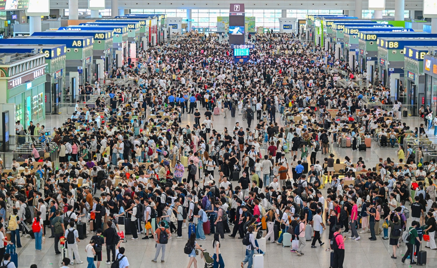 ▲6月18日，旅客在南昌西站候车大厅有序等候乘车。