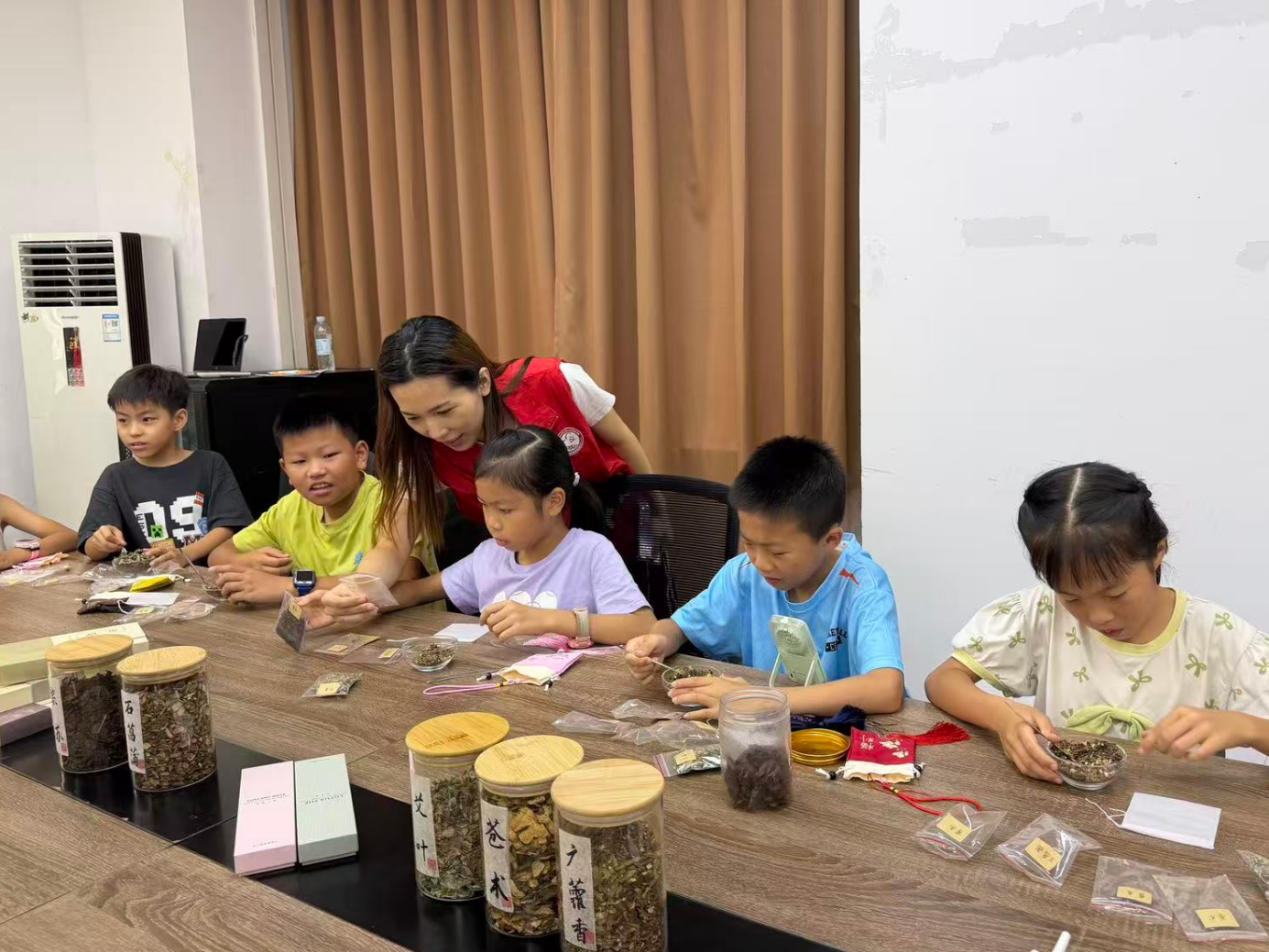 “富华少年寻香记” 富华社区开展端午古法香包DIY活动