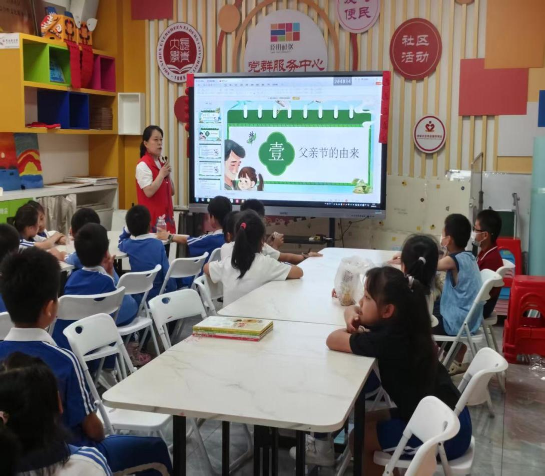 艾锤叩深情,巧手谢慈父——臣田社区青少年开展父亲节手工活动