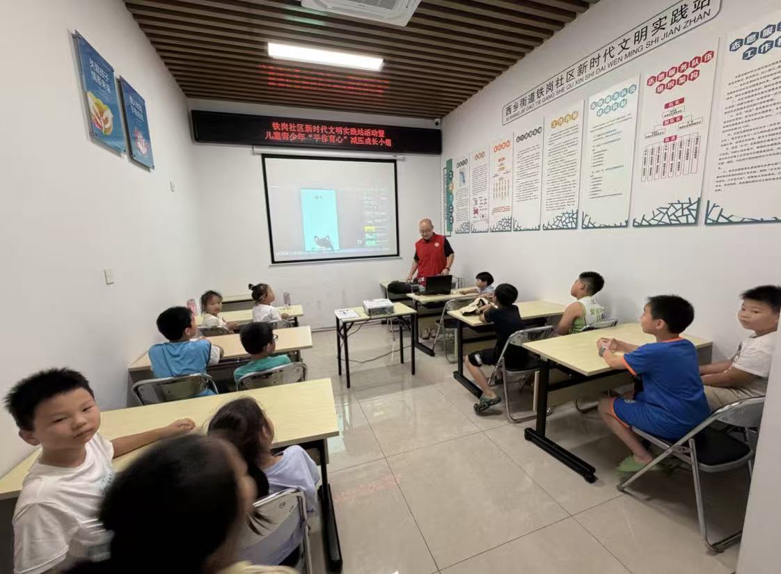图二:工作人员带领学习“478”呼吸减压法