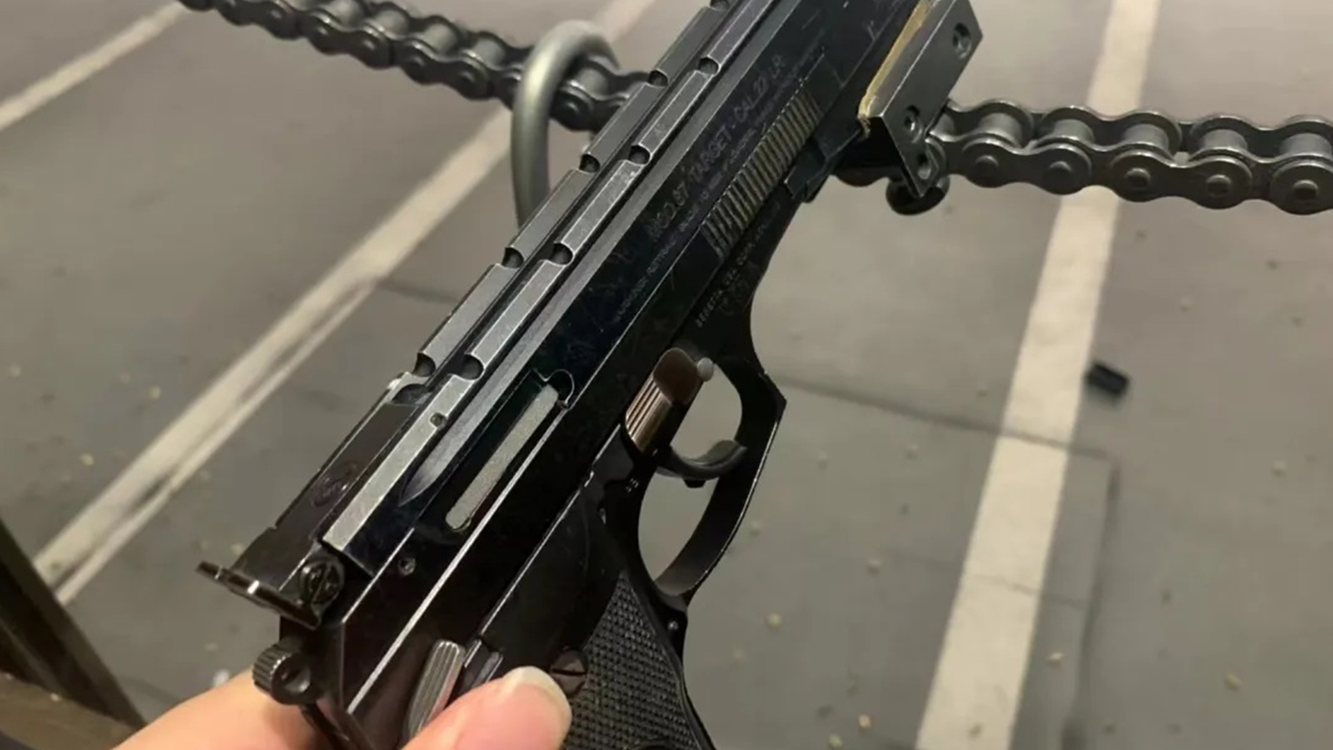 湖南岳阳17岁高中生在射击俱乐部打暑假工遭枪击身亡，最新调查报告公布：射击体验者为听清解说，取戴耳机时枪支脱手走火，击中安全员头部致其死亡