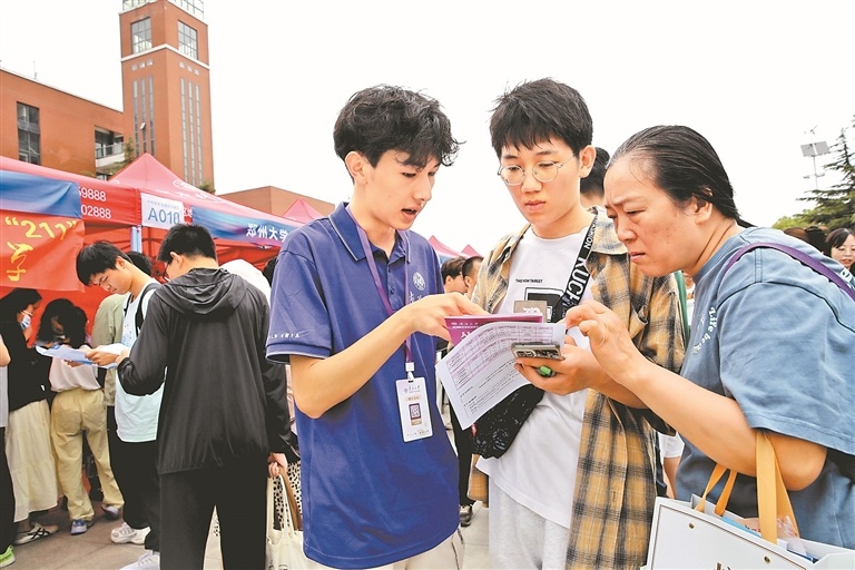 考生及家长在河南2025年高招咨询会上了解高校招生情况。记者 王铮 摄