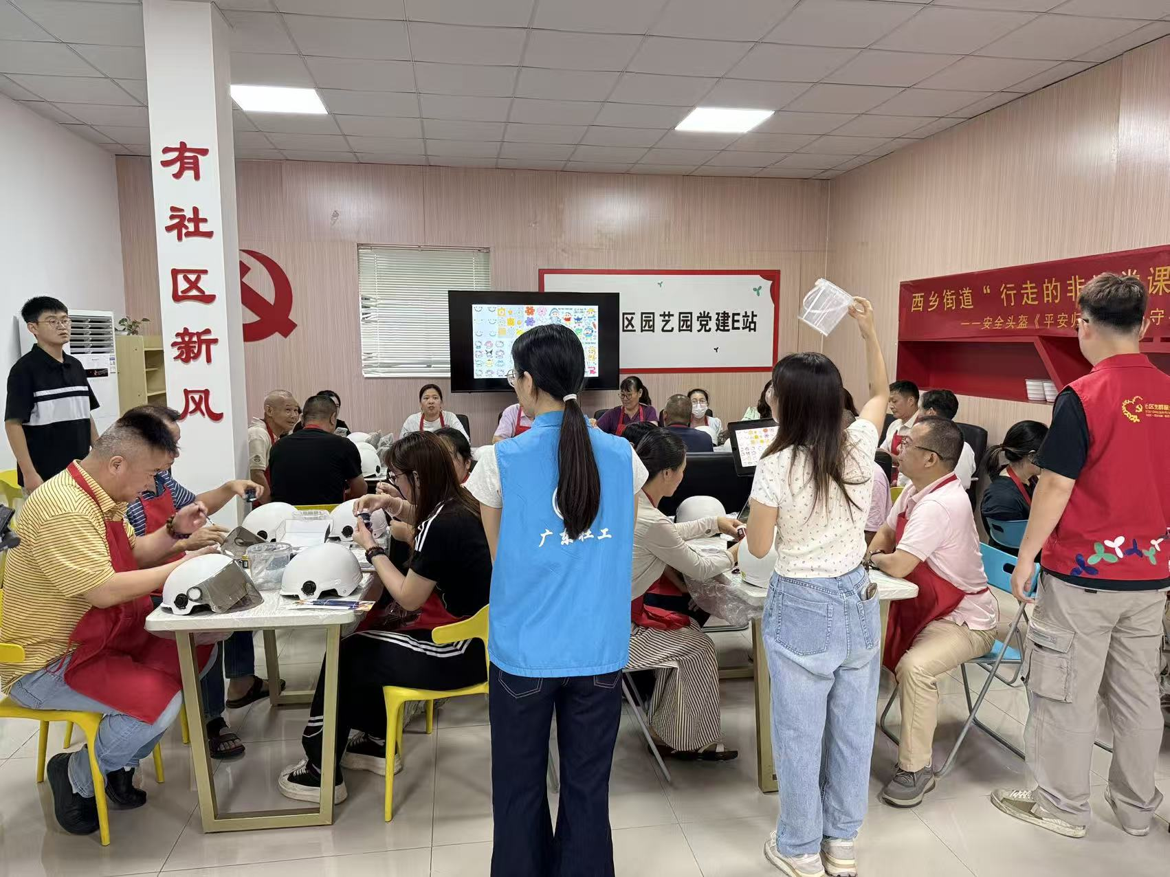 西乡街道桃源社区开展头盔彩绘活动,把安全感画在头上