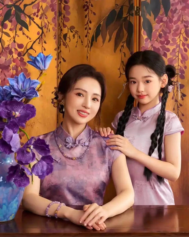 董璇小酒窝母女同框合照。