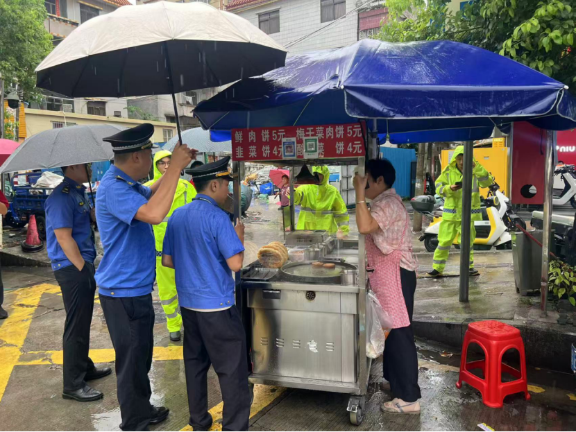整治占道乱象 西乡街道聚力守护市容秩序