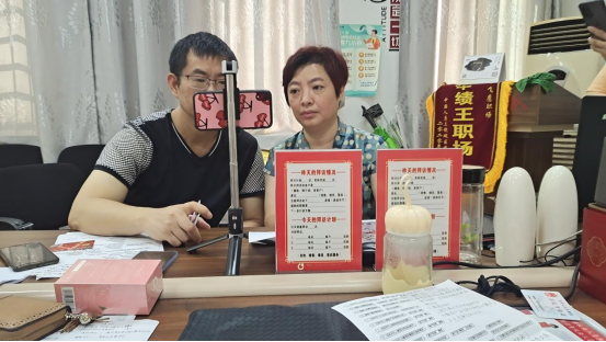 图:郑晖向客户讲解保障方案