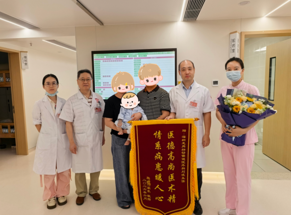 家属赠送锦旗致谢