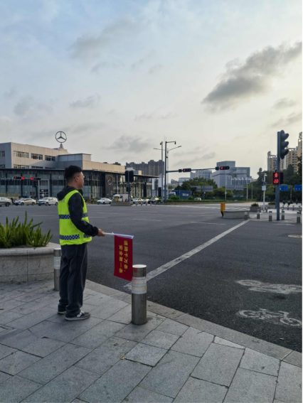 常态化值守护出行 桃源社区筑牢道路交通安全防线