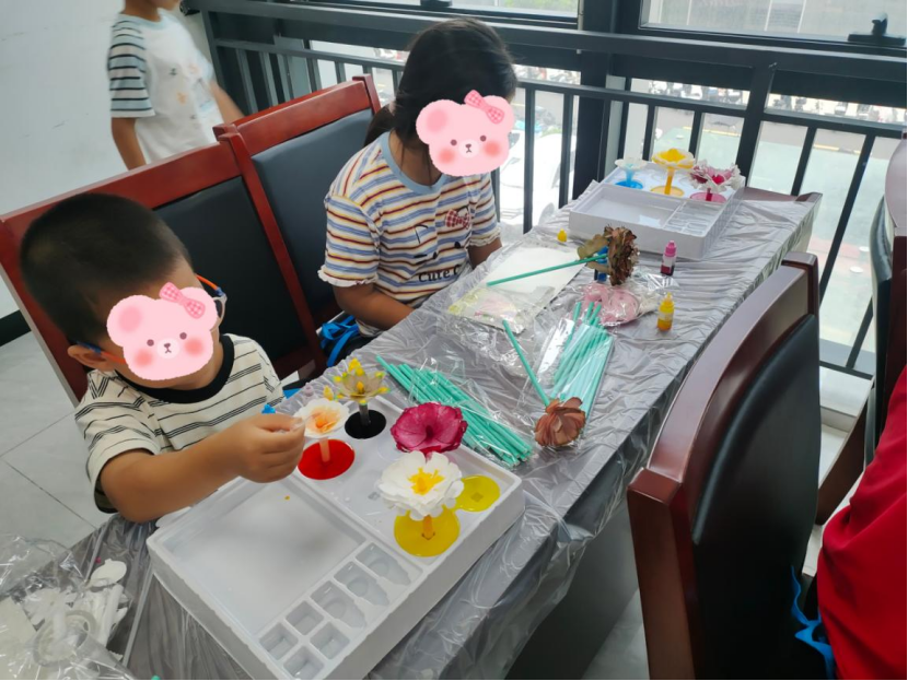 巧手染芳华 共爱暖人心——共乐社区开展精神康复者家庭炫美染色纸花手工活动