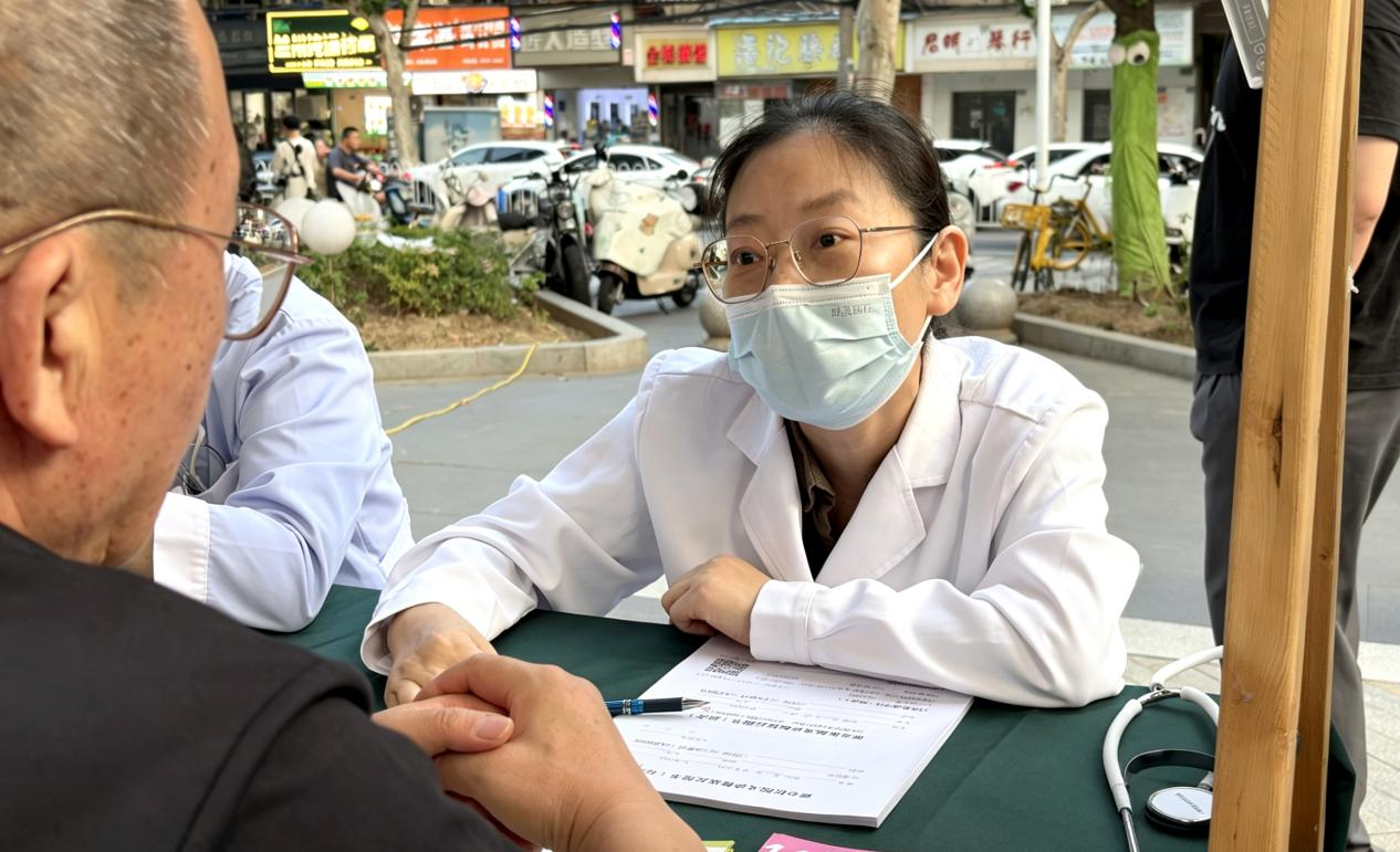 杨红丽主任认真解答居民的提问