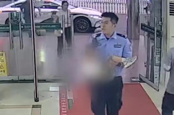 幼童手指被夹 民警“公主抱”冲刺送医