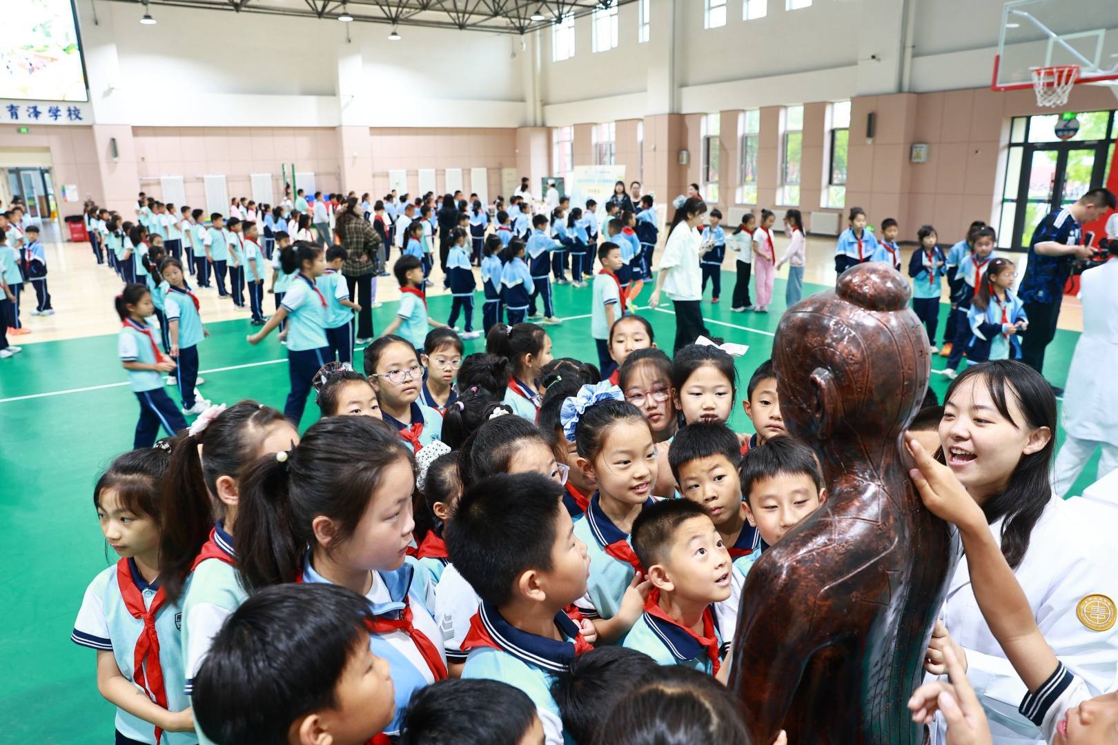 搓山楂丸、练五禽戏、称戥秤……长春中医药大学附属第三临床医院中医药文化进校园“玩”出新花样