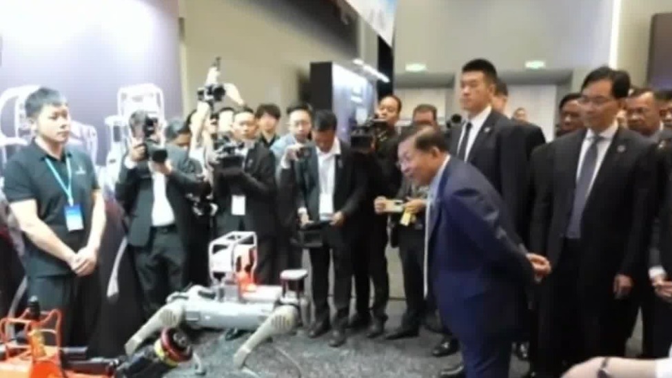 敏昂莱观看春晚同款机器人表演，连连称赞