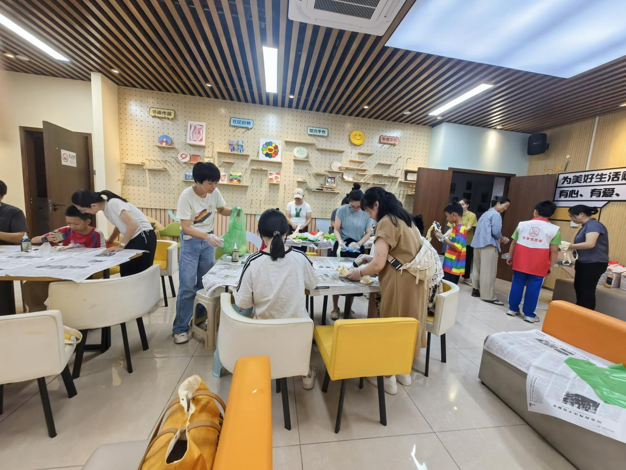 图四:志愿者体验端午扎染手工