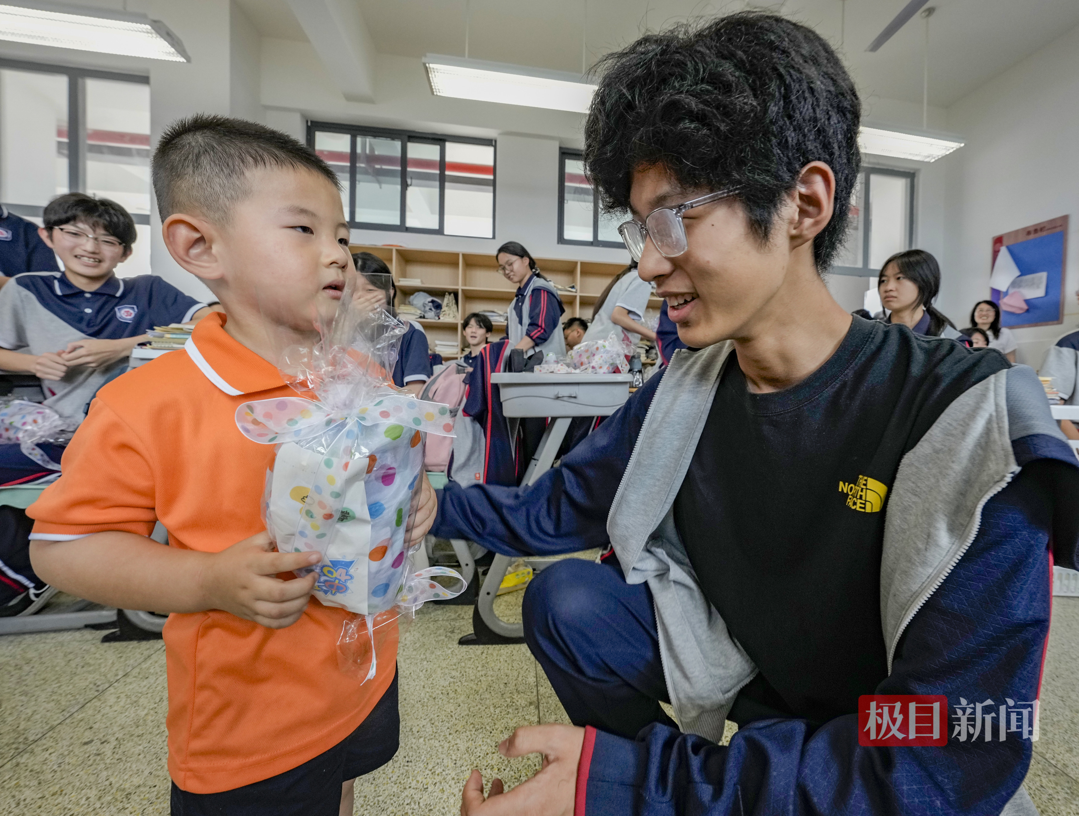 萌娃给学生送上手工礼物