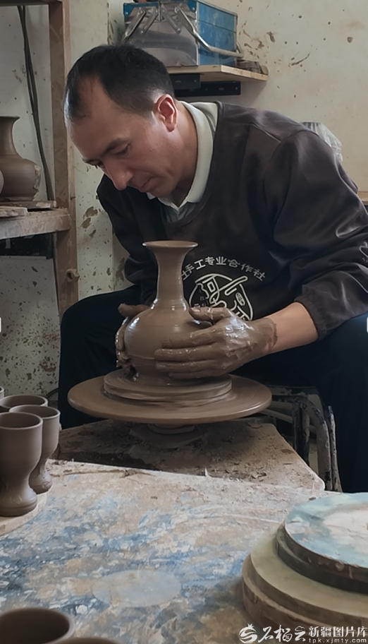 奥布力塔力普&middot;阿吉在制作土陶制品。