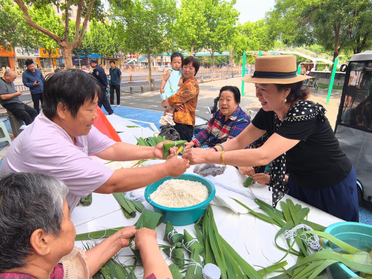 图：滨河公园活动现场