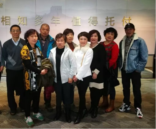 图:杨蔚与客户在一起