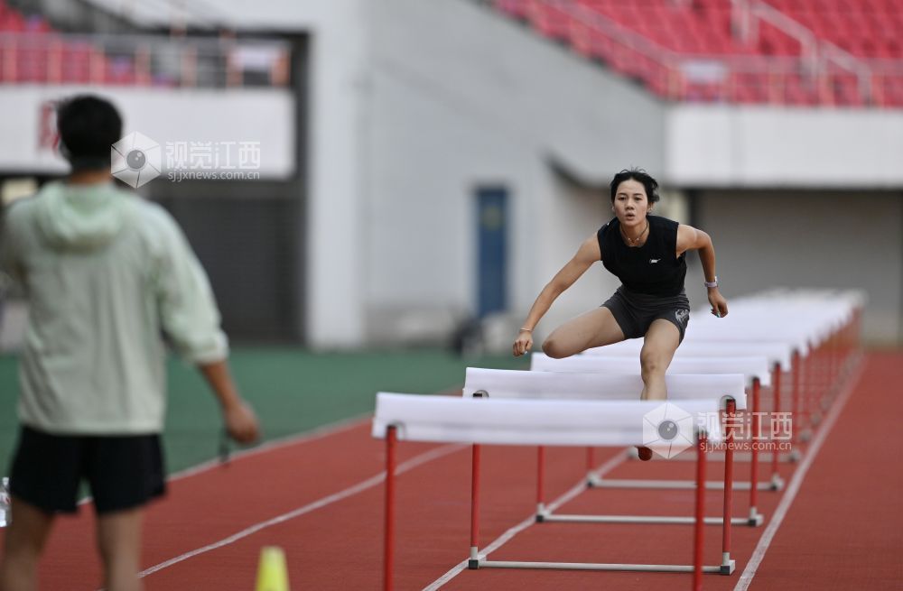 6月10日,江西省奥林匹克中心体育场,16岁的张可依正在进行跨栏训练。