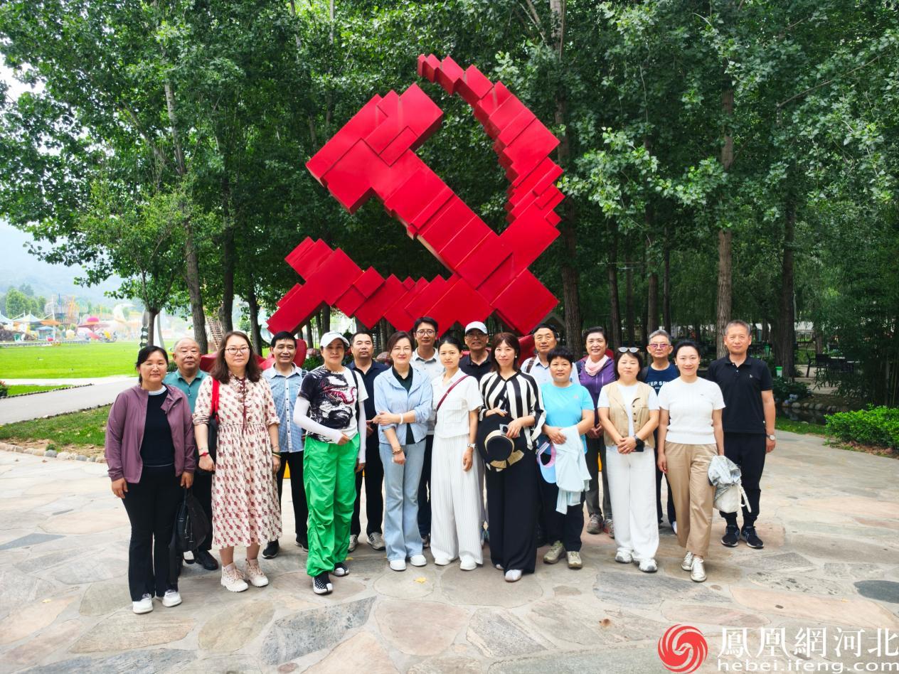 图为参加活动的全体社员在锦绣大明川合影