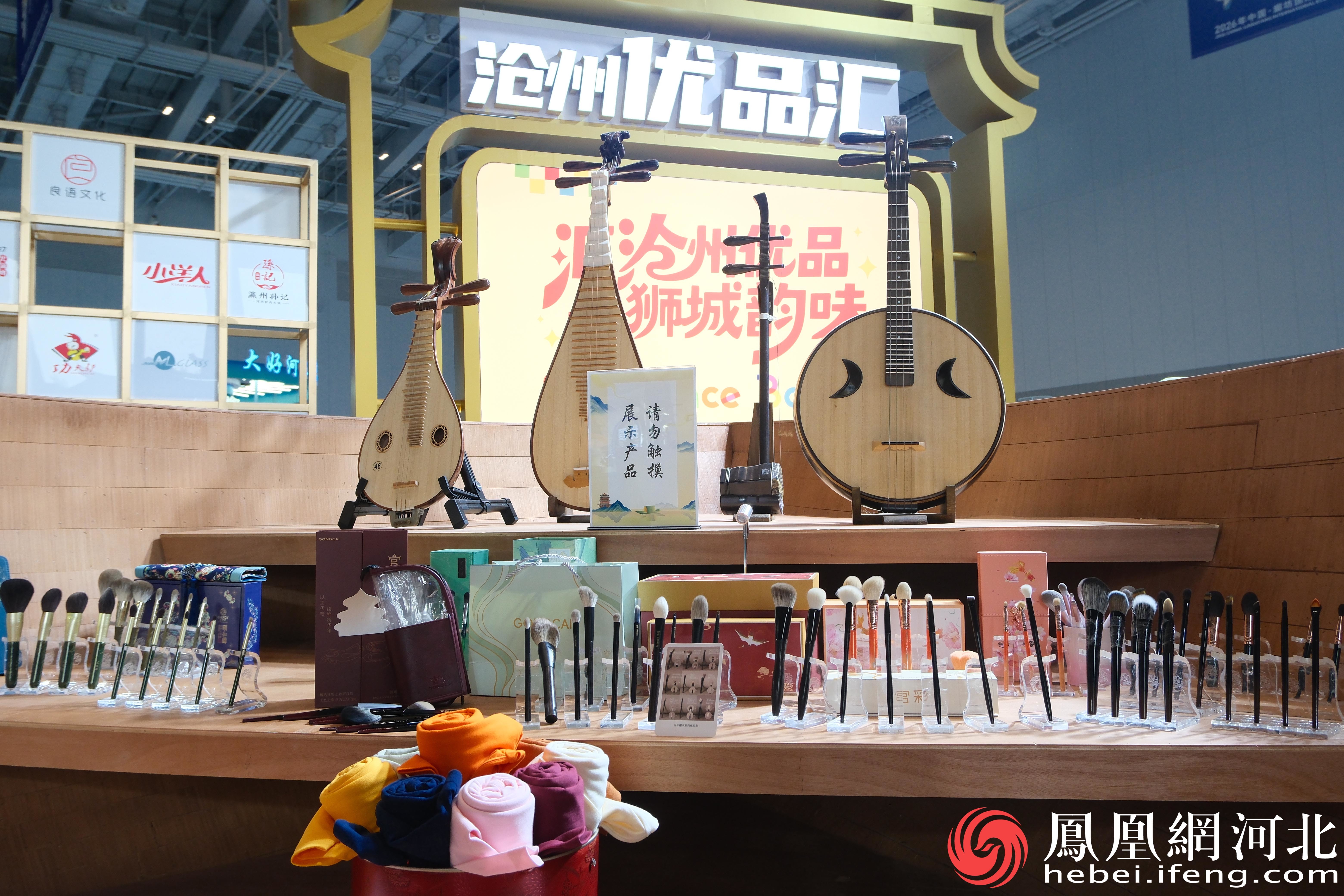 1号展馆是最贴近日常生活的展区。展馆汇聚300余家优质企业,展出1200余款特色展品,覆盖居家日用、文体休闲、工艺装饰、健康消费等多个领域,参观者不用辗转各地,在这里就能“一站式”打卡各地特色好物。 李卓然摄