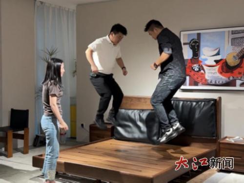 实木床板踩跳测试