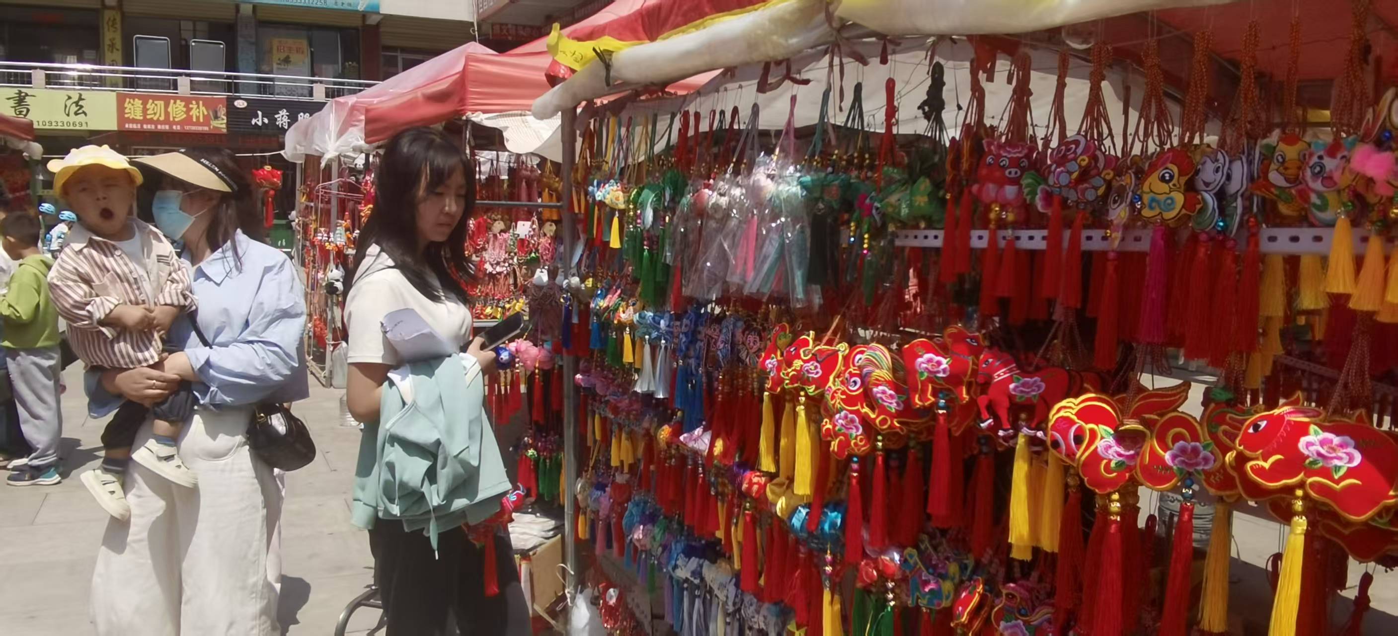 图为市民精心选购荷包.jpg
