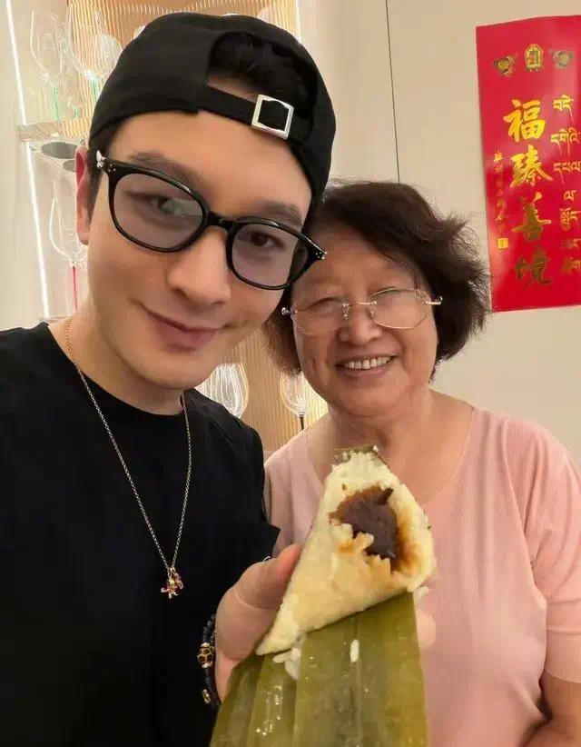 黄晓明端午节晒妈妈包的粽子，一家三口好幸福！小海绵跟妈妈过节