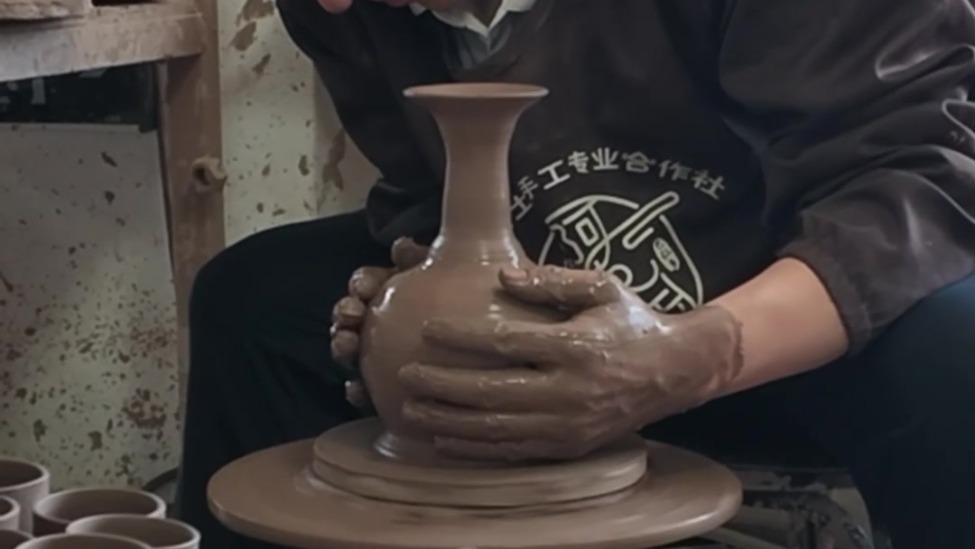 情满天山 援疆印记丨七代匠人一捧土 让土陶从生活品变身艺术品