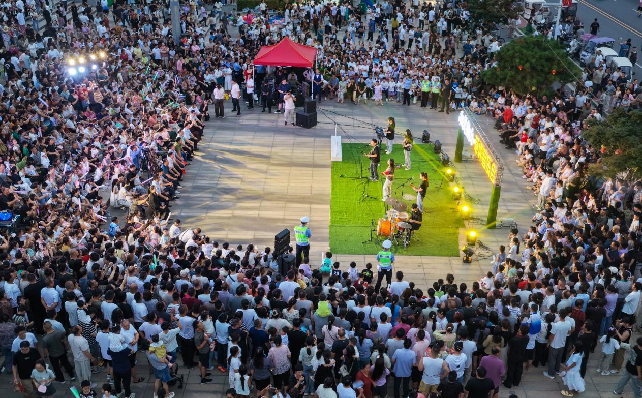 6月14日，草坪音乐会活动现场。摄影：郭东伟