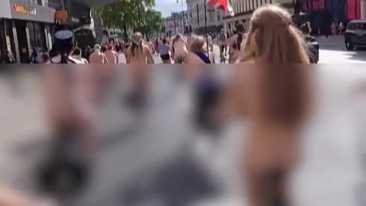 英国伦敦市中心上演千人裸体骑行，反对对石油和汽车的依赖