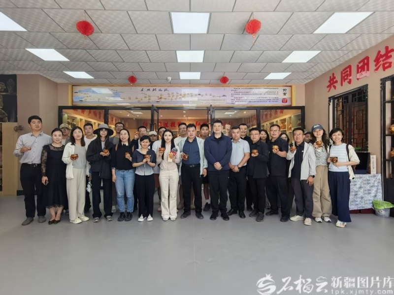 “情满天山 援疆印记”主题采访团在阿克陶县米拉斯手工艺专业合作社合影。