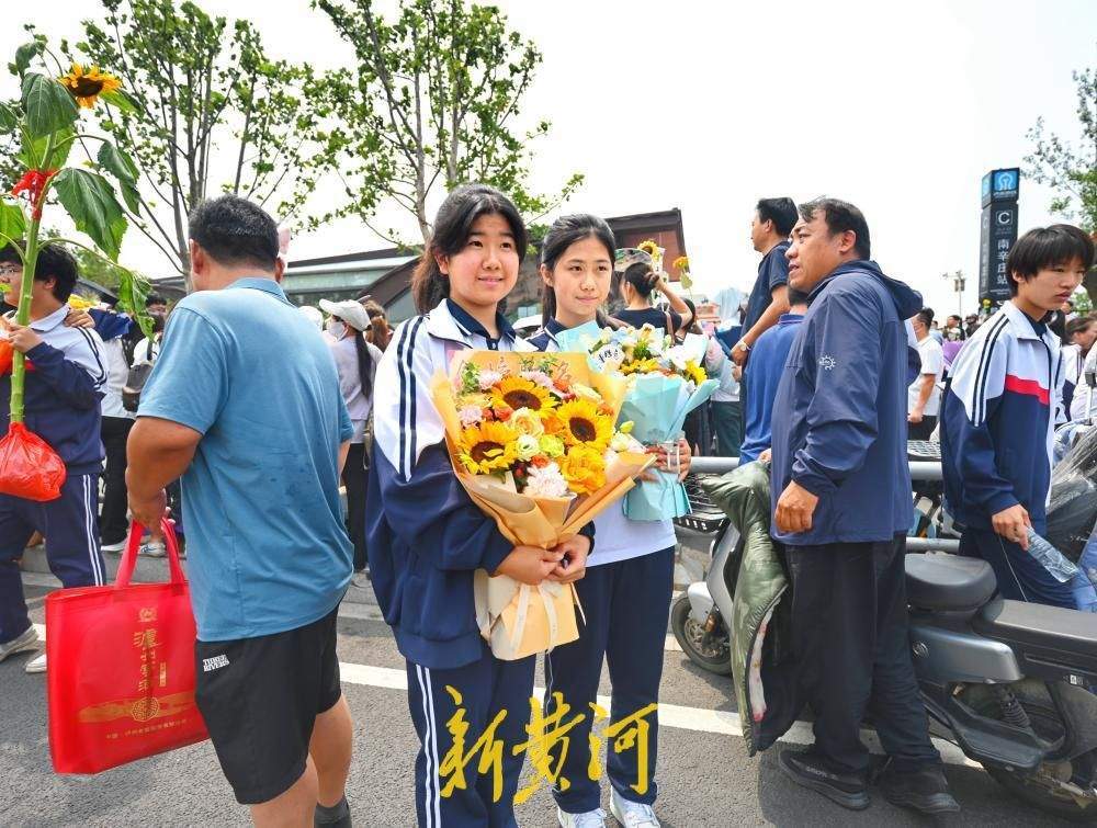 济南2026年中考落下帷幕，考生奔出考场，家长花式迎接