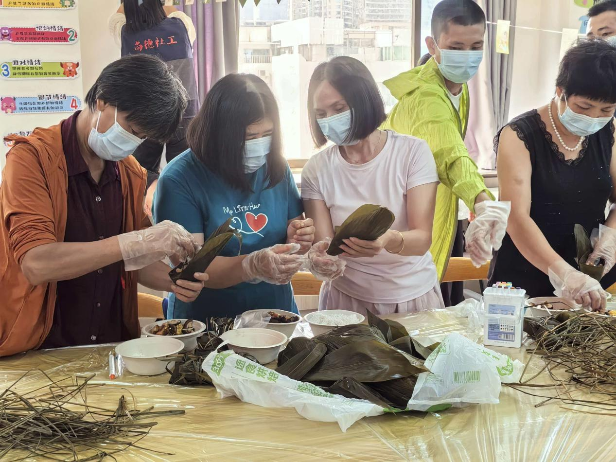 端午粽香暖人心—— 宝安区西乡街道蚝业社区开展精障患者社区康复厨艺交流活动