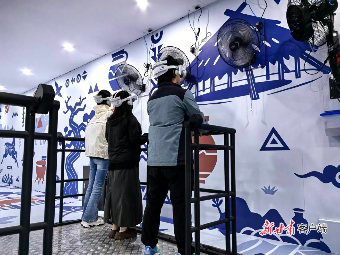 游客体验VR演出　新甘肃&middot;甘肃日报记者　安东　摄
