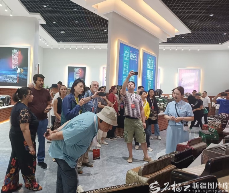 “海外智库看新疆”活动代表团在塔城市手风琴展馆参访。石榴云/新疆日报记者 张冬梅摄