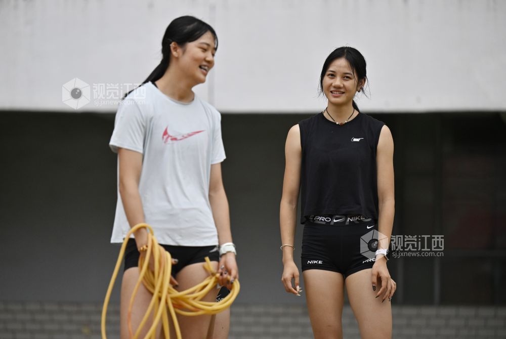赛场下的张可依外向开朗,笑容总是挂在脸上。