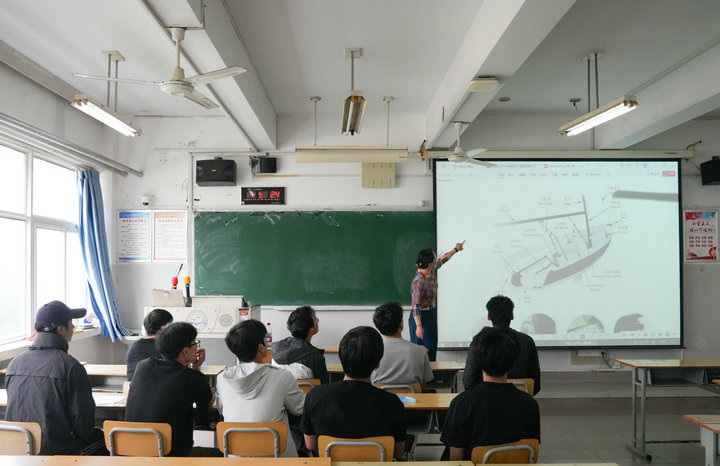 河北科技师范学院休闲体育专业学生正在上课。