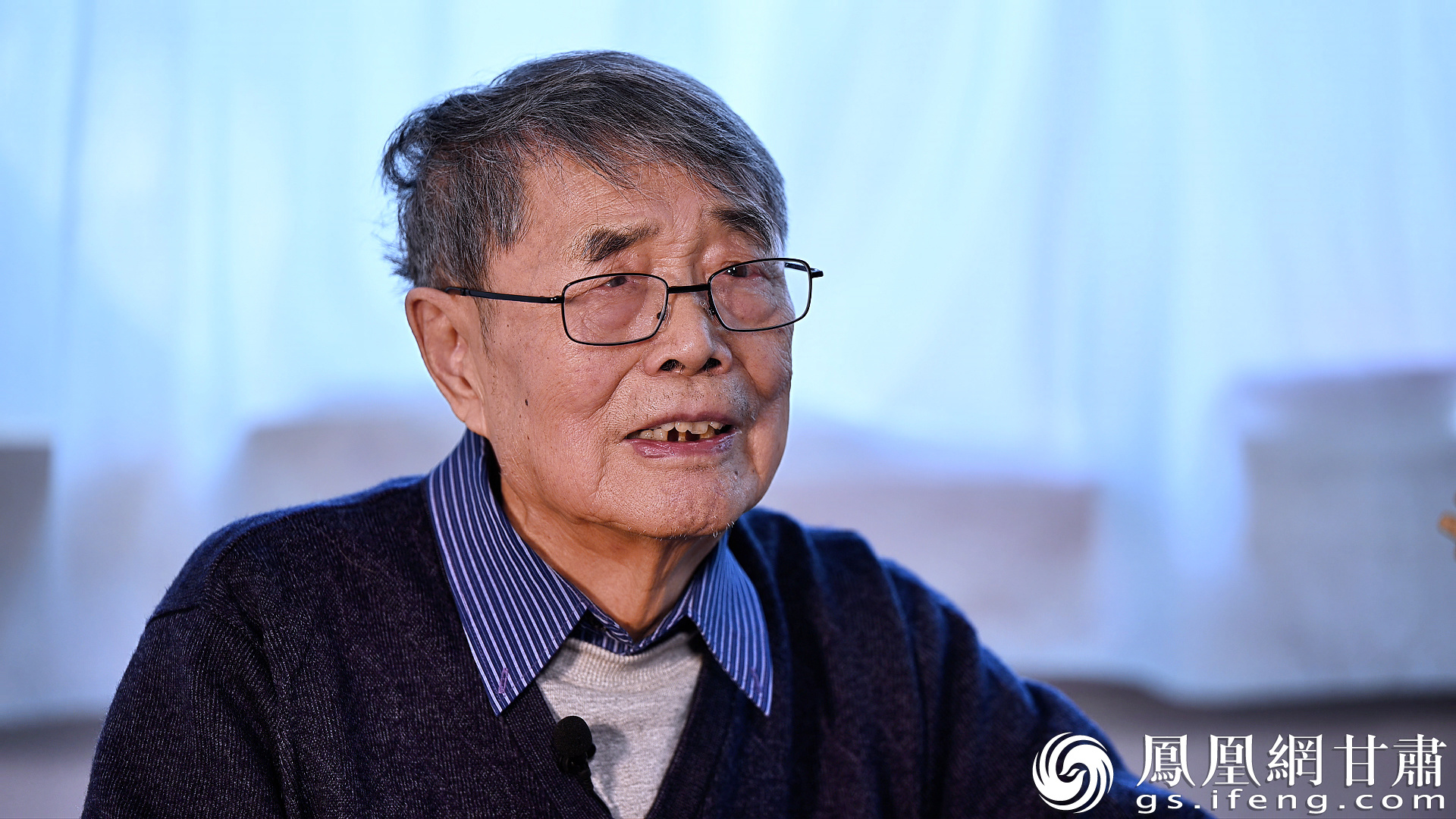 《铁人传》作者孙宝范老人深情回顾周恩来总理关怀王进喜的往事 杨艺锴 摄
