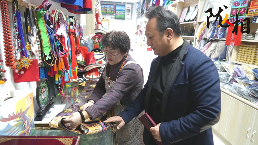 白彦荣和母亲柯璀玲一起研究裕固族服饰的制作工艺