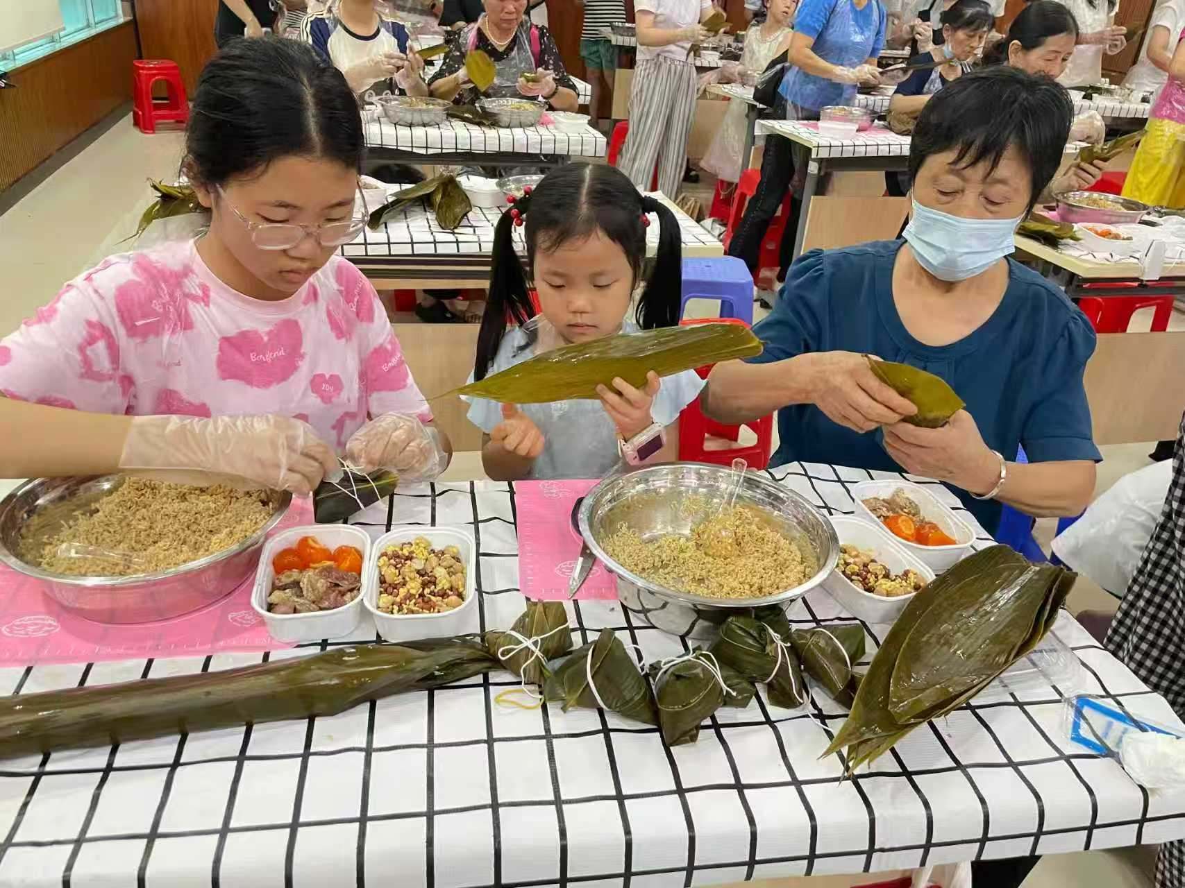 一捧糯米三片叶,浓浓关怀暖社区——庄边社区端午包粽活动情意满满